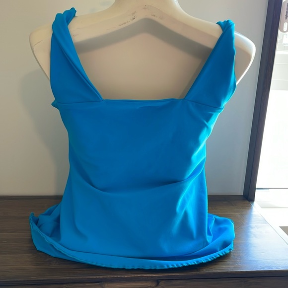Nia Wear for your every move Stretch  top with twisted straps . - Picture 3 of 8
